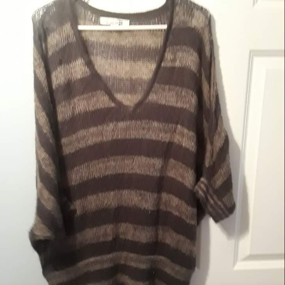💙💚SOLD💚💙Womens short sleeve light sweater.